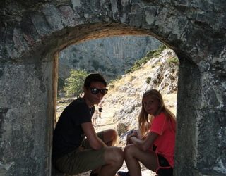 Kinderen ontdekken kasteel in Kotor