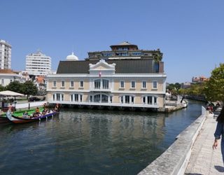 Huisje omringd door water in Aveiro, Portugal