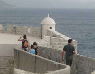 op de stadswallen van Dubrovnik