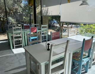Buitenterras met tafels in Portugal
