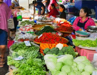 Kraampjes langs de trainmarkt in Thailand