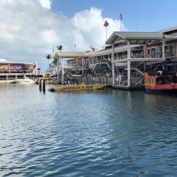 scheur in een speedboat door de baai van Miami