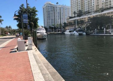 Met de watertaxi door het Venetië van Florida