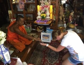 In een Thaise tempel met de kinderen