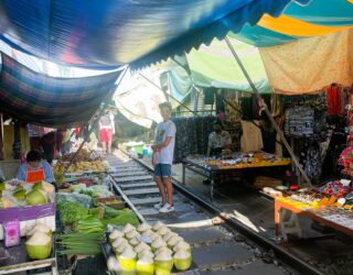 Kind bezoekt de kraampjes op de treinmarkt