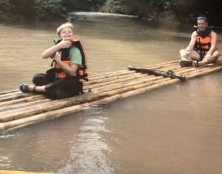 kinderen raften op rivier met de lokale bevoling