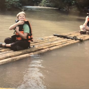 kinderen raften op rivier met de lokale bevoling