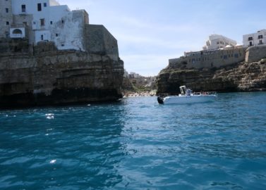 Le long des falaises à Polignano a Mare