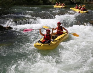 Familie rafting met kinderen