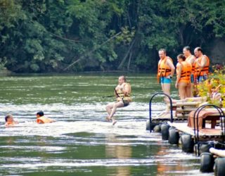 zwemmen met kinderen in de River Kwai