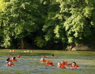 zwemmen met kinderen in de River Kwai