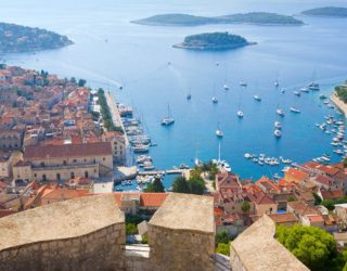 zicht vanuit kasteel Hvar