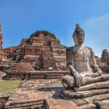 reusachtig zittend Boeddhabeeld bij Wat Prananchoeng