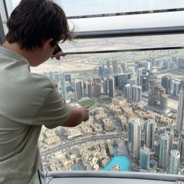 uitzicht Burj Khalifa met kinderen