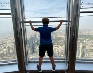 uitzicht Burj Khalifa met kinderen