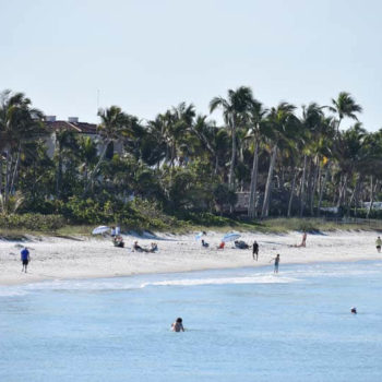 Chillen op de paradijselijk witte stranden van Naples