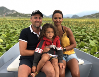 Gezin met kinderen op het meer van Skadar