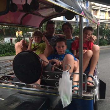 Met de tuktuk door Bangkok met kinderen