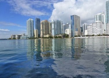 Scheur in een speedboat door Miami