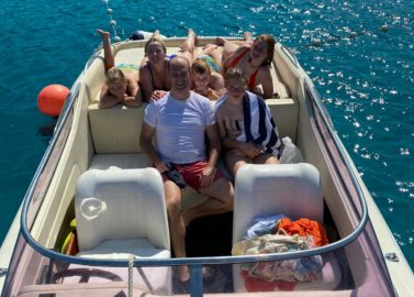 Familie op speedboat in Hvar