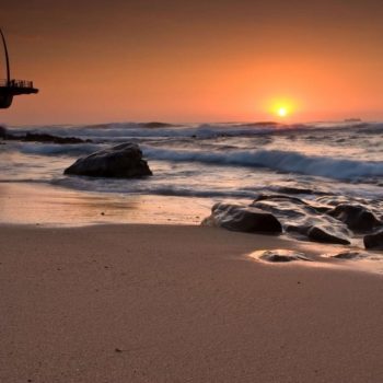 Zonsondergang in Durban op strand