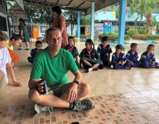 Op de Thaise schoolbanken met kinderen