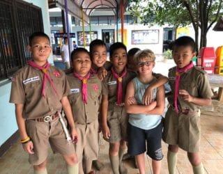 Op de Thaise schoolbanken met kinderen