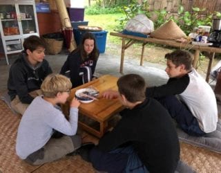 eten bij een lokale bevolking met kinderen