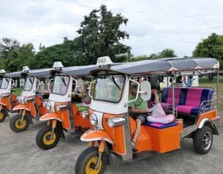 op de tuk tuk met kinderen