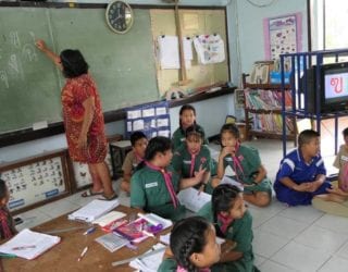 Op de Thaise schoolbanken met kinderen