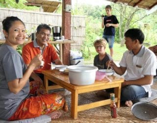 bezoek aan een lokale familie met kinderen, samen aan tafel