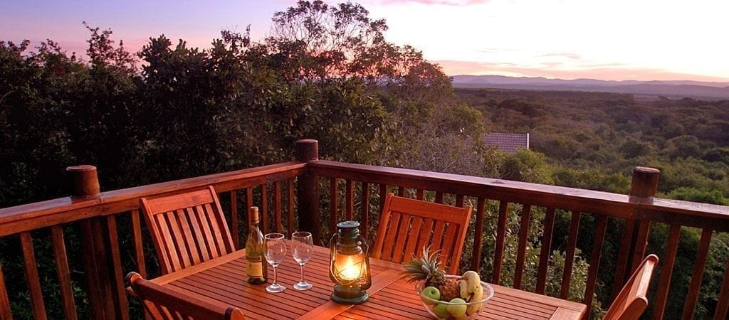 Umkhumbi-Lodge-outdoor-meal