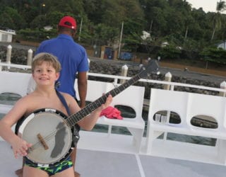 banjo spelen op de catamaran