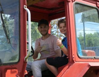 op de traktor met kinderen