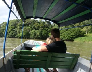 boottocht langs de rivier met kinderen