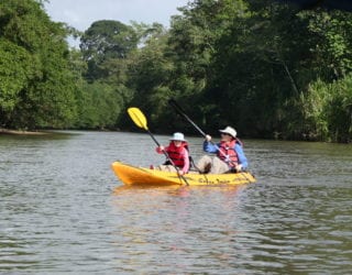 boottocht langs de rivier met kinderen