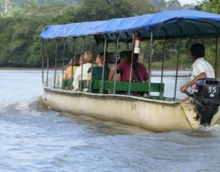 boottocht langs de rivier met kinderen