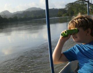 boottocht langs de rivier met kinderen