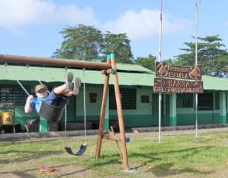 Tortuguero speeltuin met kinderen