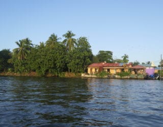 Door de kanalen varen in Tortuguero