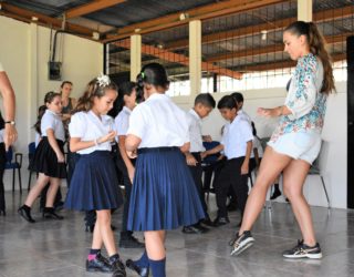 dansen  in een schooltje met kinderen