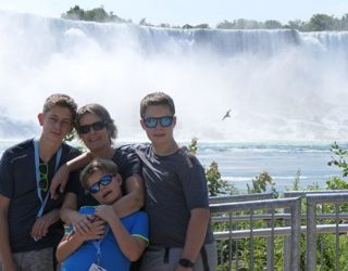 voor de spetterende Niagara Falls