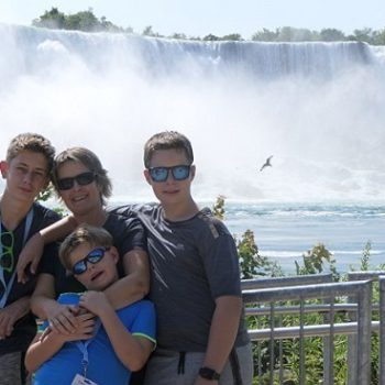 voor de spetterende Niagara Falls