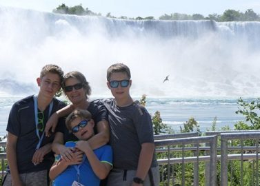 voor de spetterende Niagara Falls