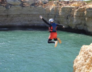 Cliffjumpen van de hoge rotsen