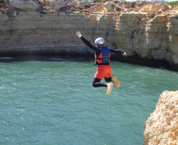 Cliffjumpen van de hoge rotsen