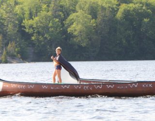 Kind op kano middenin de natuur Canada