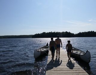 peddelen op het meer in de natuur Canada