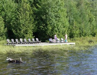 peddelen op het meer in de natuur Canada