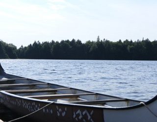 peddelen op het meer in de natuur Canada